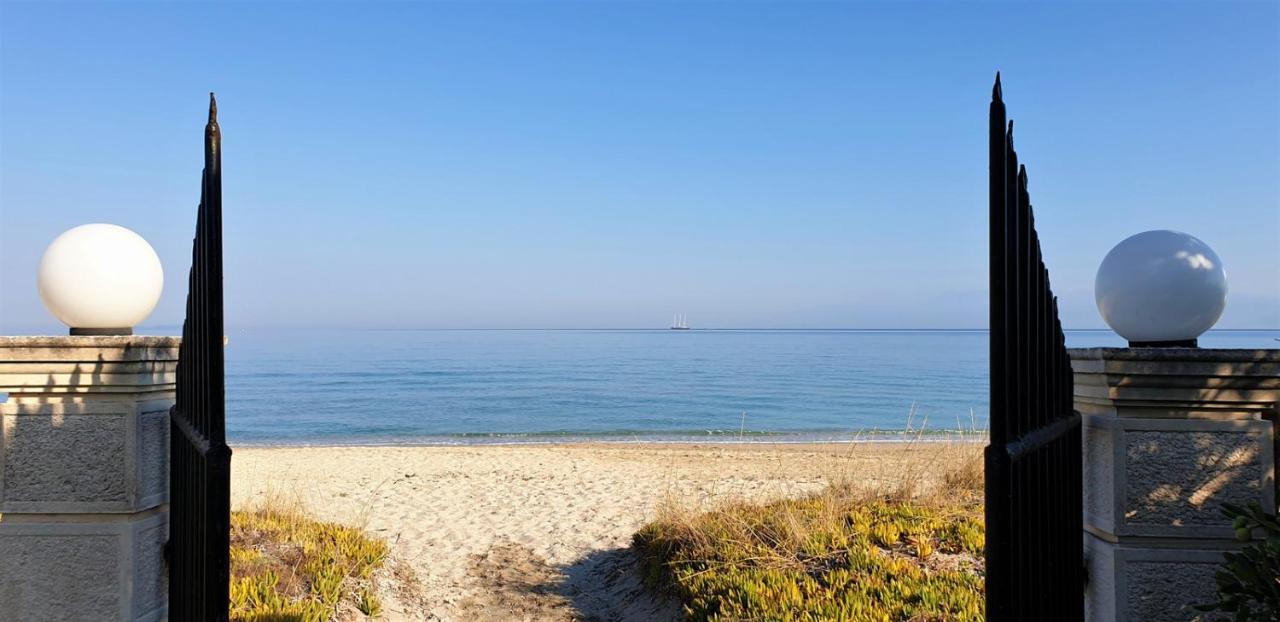 Dalas Beach HouseAlmiros Beach エクステリア 写真